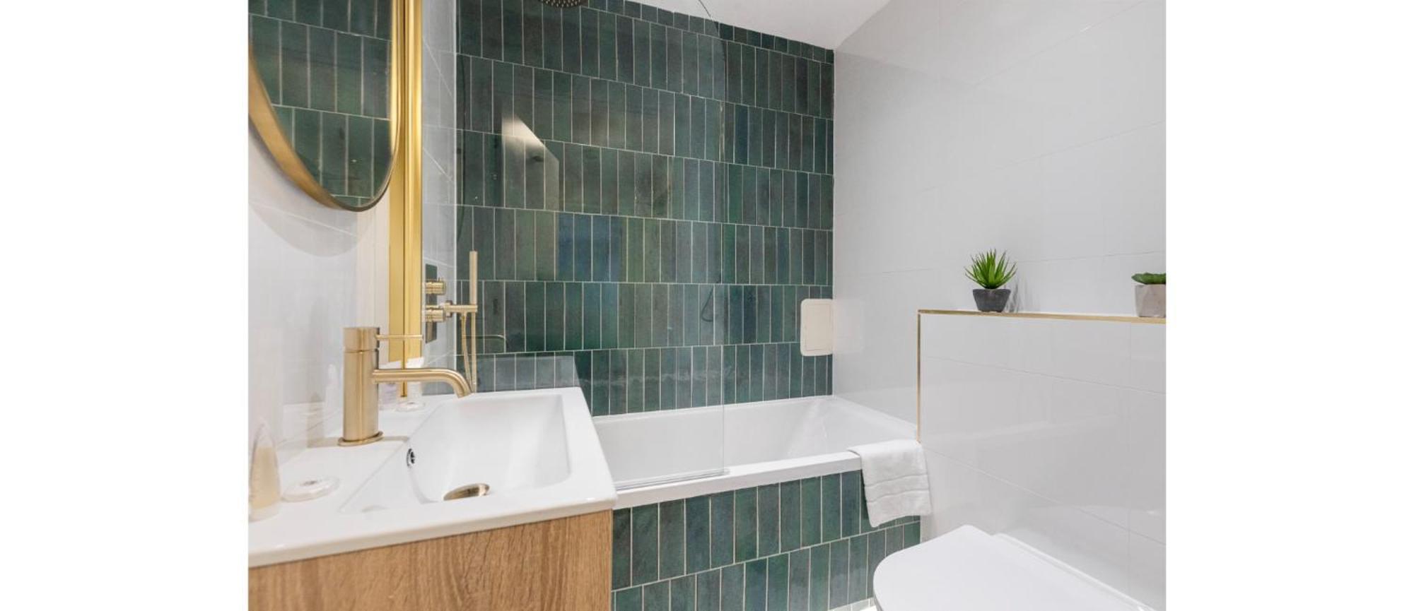 Your Home: 1br Flat With Modern Amenities